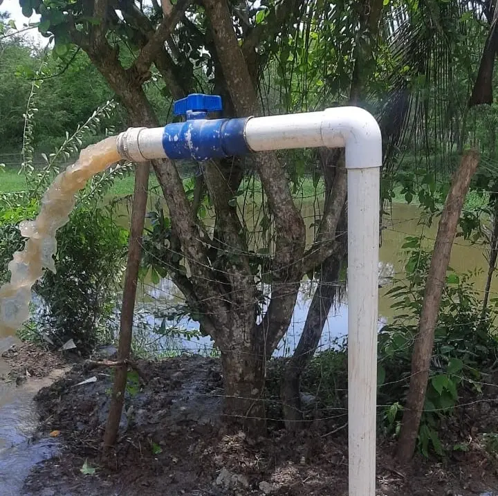 Perforación de un pozo profundo para riego en una finca de la Costa Caribe